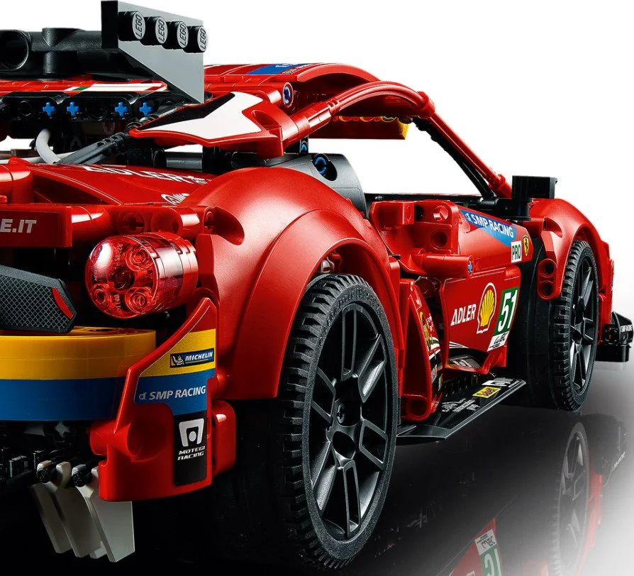 LEGO Technic Ferrari 488 GTE motor V8 foto