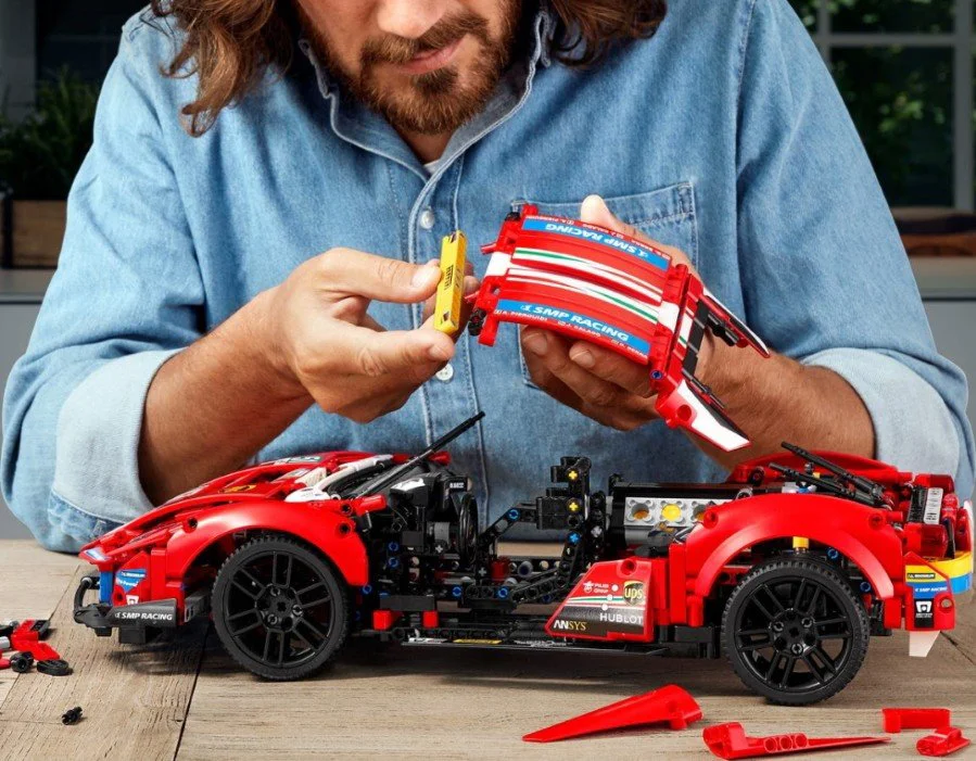LEGO Technic Ferrari 488 GTE motor V8 foto