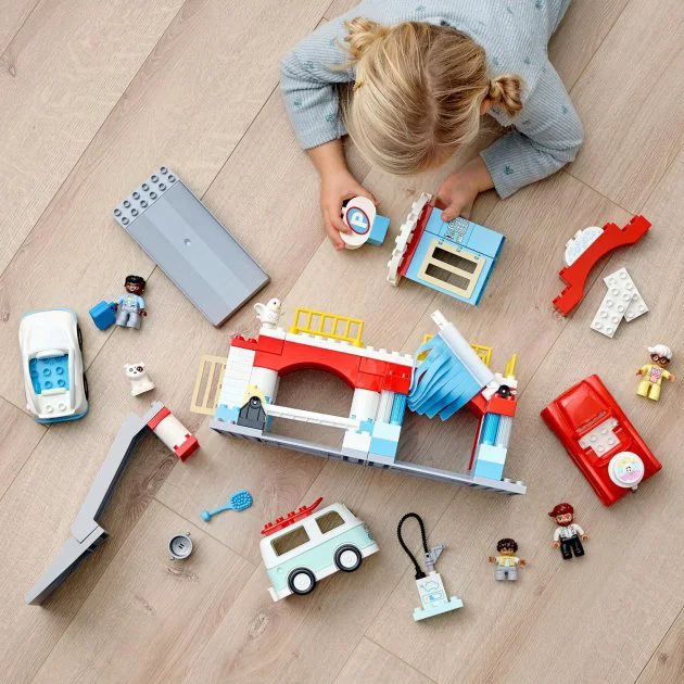 LEGO Duplo Town Parking Garage and Car Wash foto