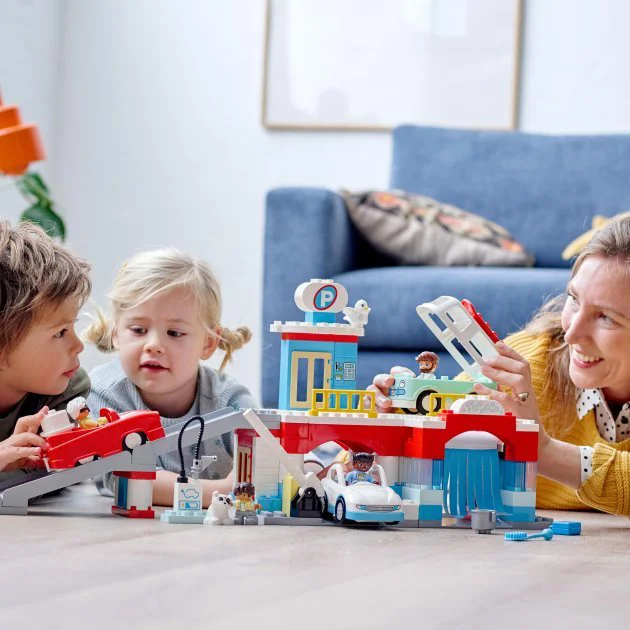 LEGO Duplo Town Parking Garage and Car Wash foto