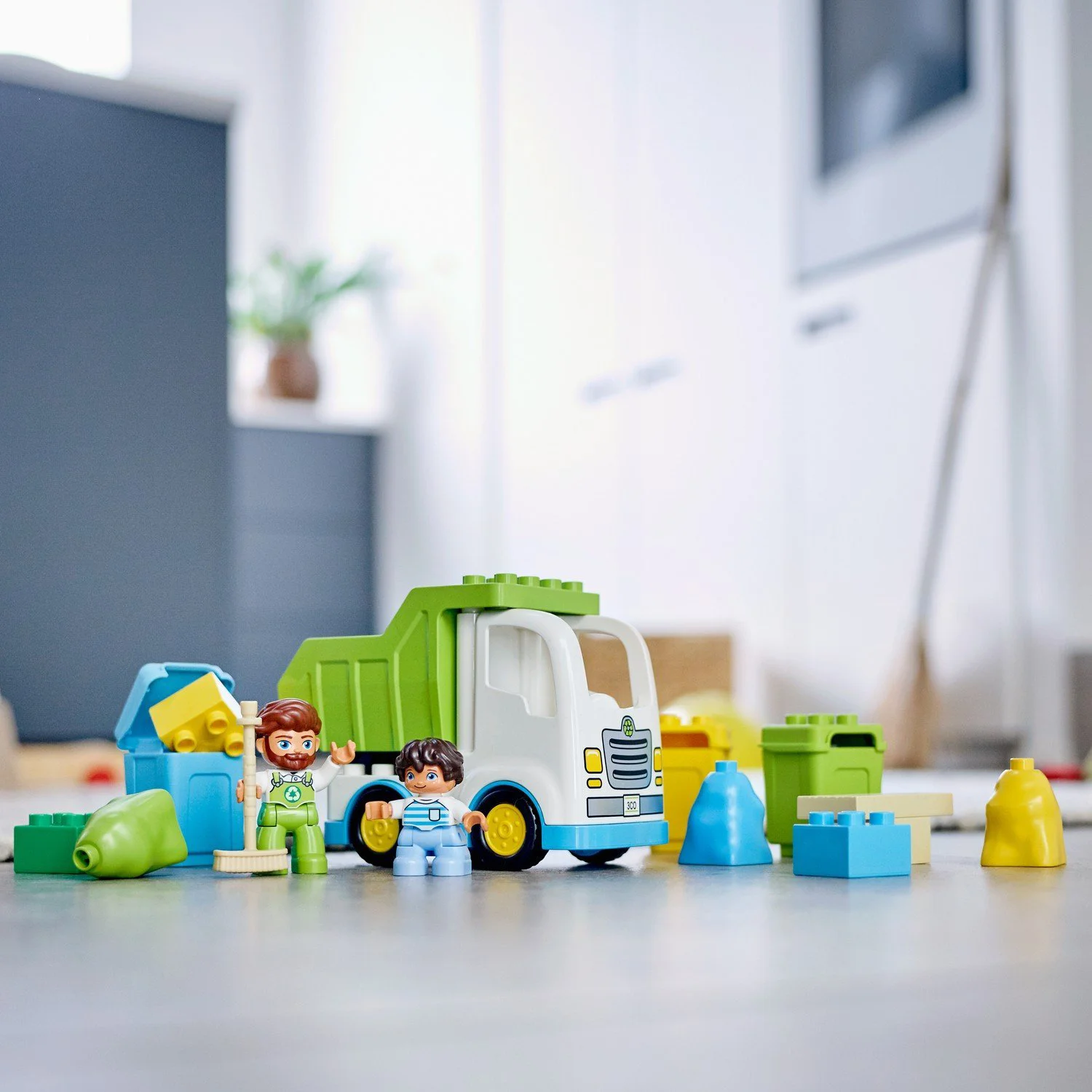 Lego Duplo Town Мусоровоз и контейнеры для раздельного сбора мусора foto