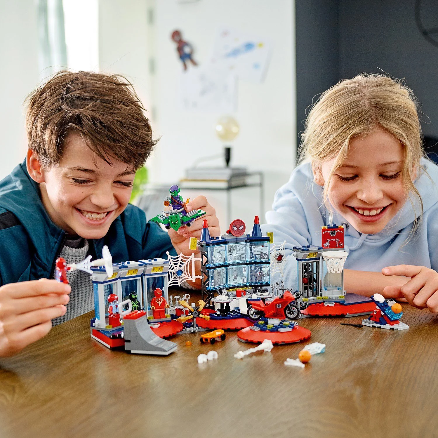 LEGO Marvel Attack on the Spider Lair foto