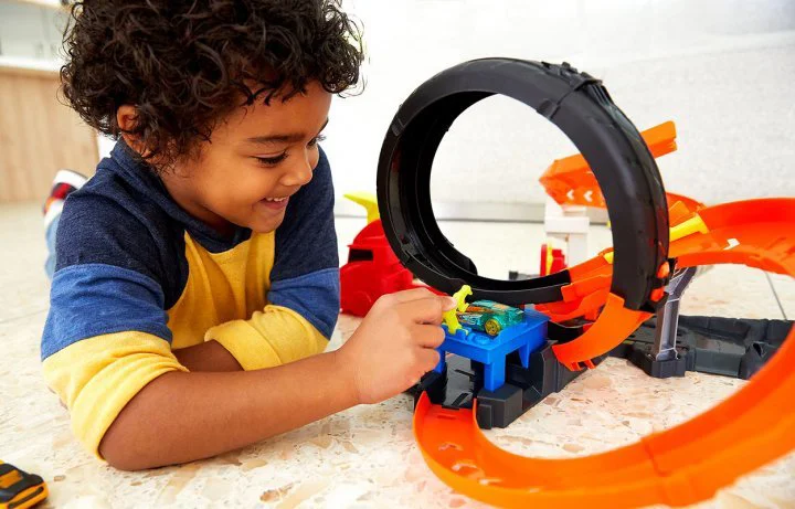 Игровой набор Hot Wheels Нападение токсичной гориллы
