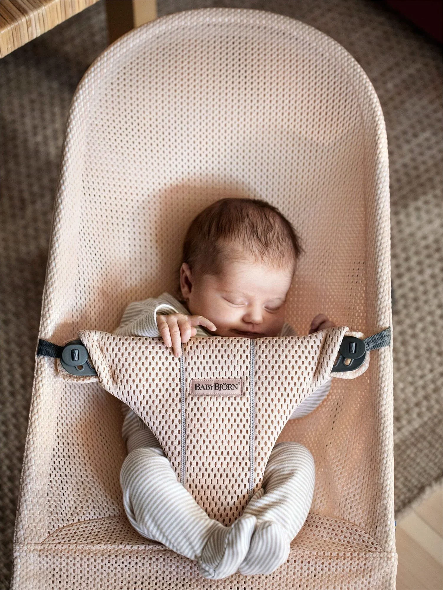 Кресло-шезлонг BabyBjorn Bliss Pearly Pink, Mesh