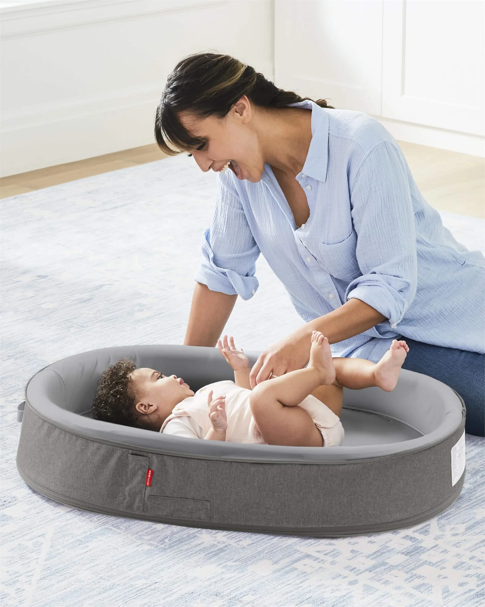 Cosulet pentru bebelusi Skip Hop Baby Nest Grey White foto