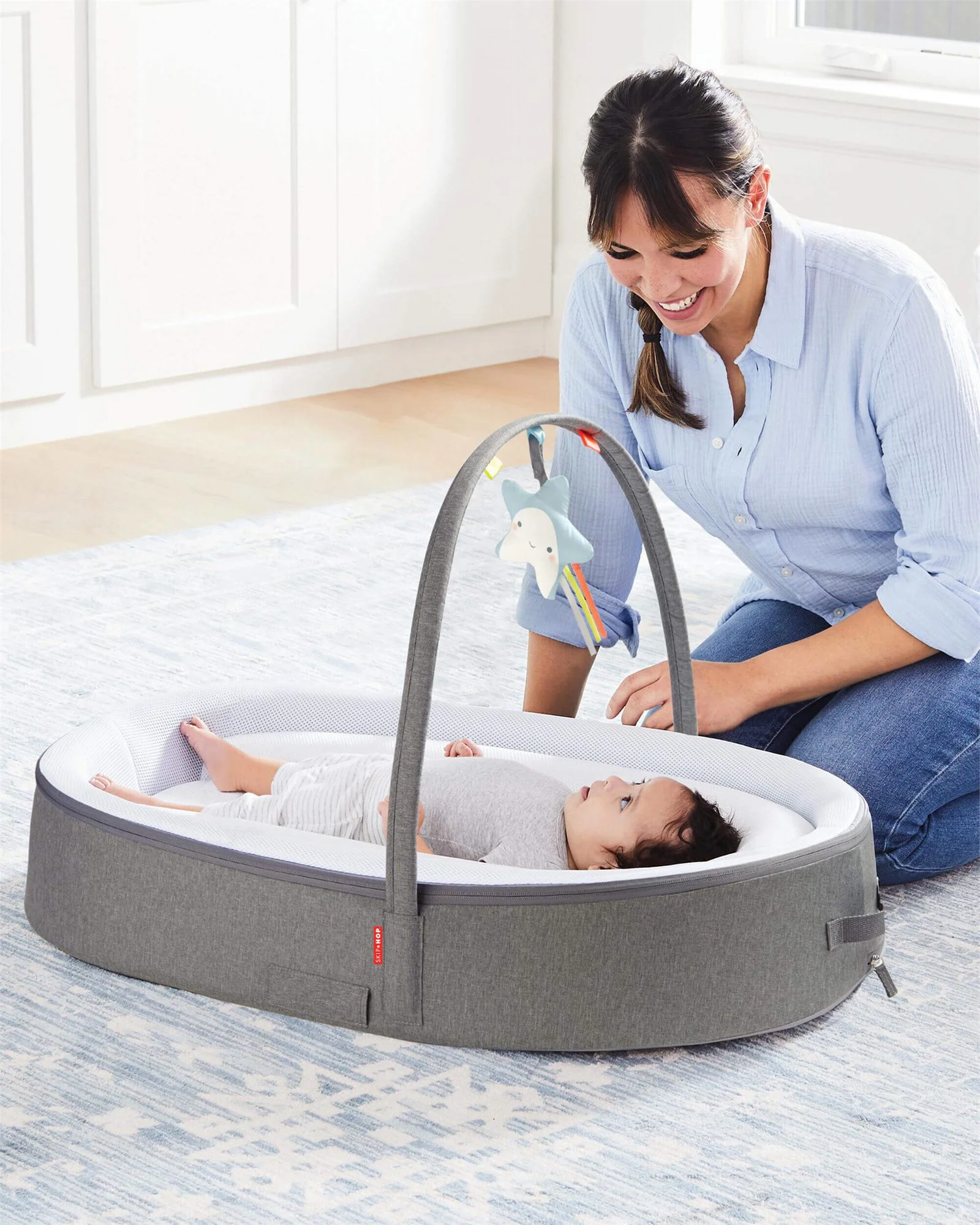 Cosulet pentru bebelusi Skip Hop Baby Nest Grey White foto