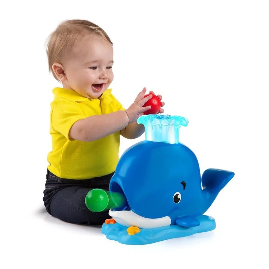 Игрушка Bright Starts Кит с разноцветными шариками