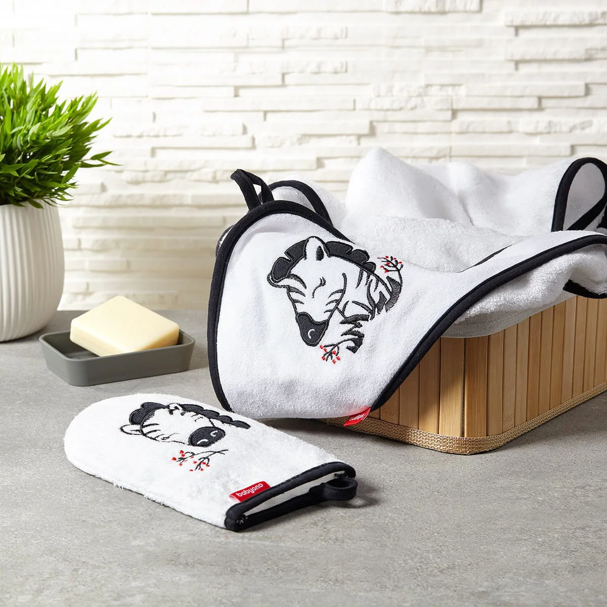 Бамбуковое банное полотенце с капюшоном-уголком BabyOno Зебра, 85х85 cм, белое foto