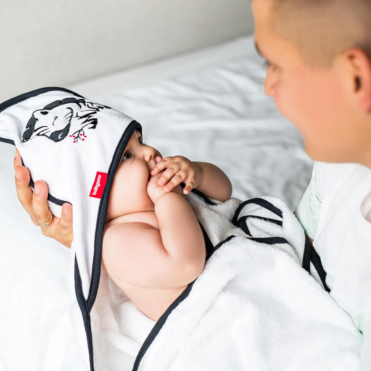 Бамбуковое банное полотенце с капюшоном-уголком BabyOno Зебра, 85х85 cм, белое foto
