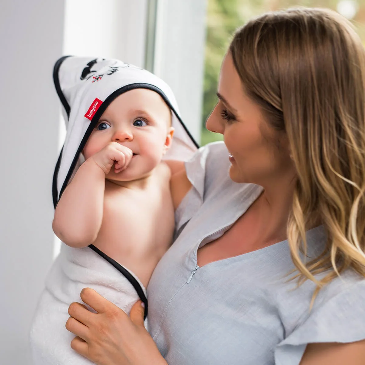 Бамбуковое банное полотенце с капюшоном-уголком BabyOno Зебра, 85х85 cм, белое foto