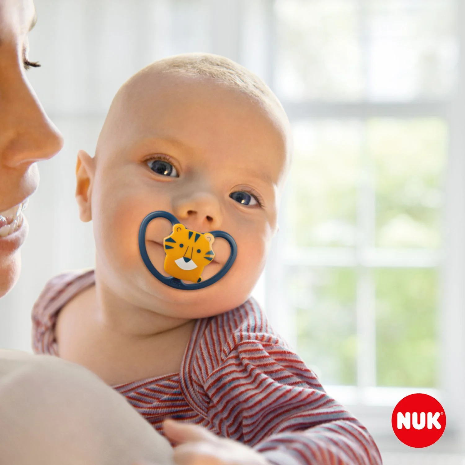 Силиконовая ортодонтическая cоска-пустышка NUK Space в контейнере (18+мес) foto