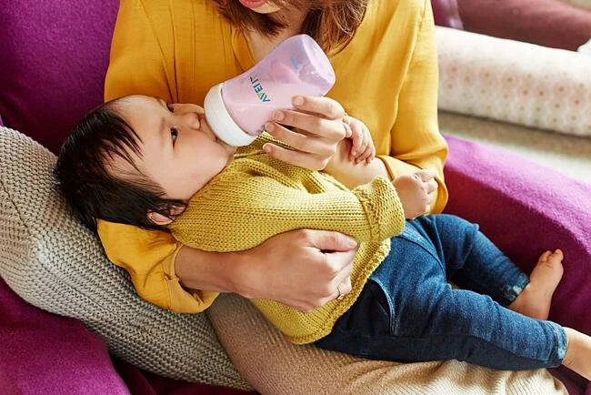 Бутылочка из пластика Philips AVENT Natural Антиколиковая, розовая, 260 мл foto
