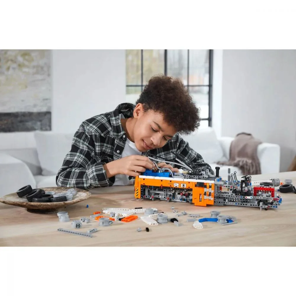 LEGO Technic Грузовой эвакуатор foto