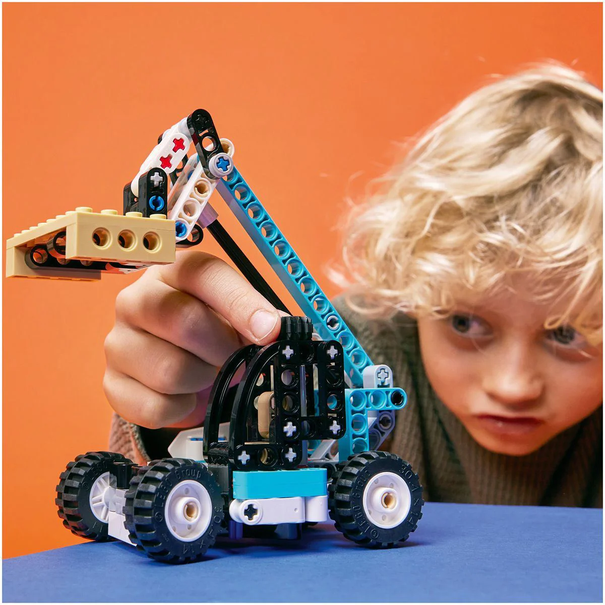 LEGO Technic Telehandler foto