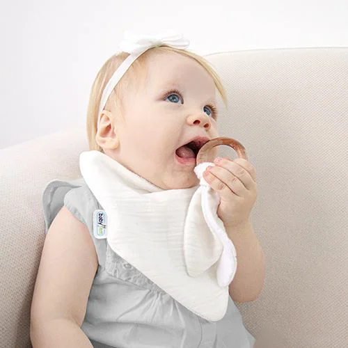 Двухсторонний муслиновый нагрудник с игрушкой для прорезывания зубов BabyJem Ecru