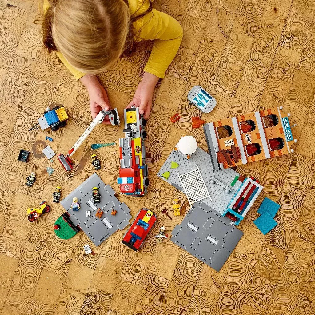 Set de constructie Lego City Brigada De Pompieri, 766 piese foto