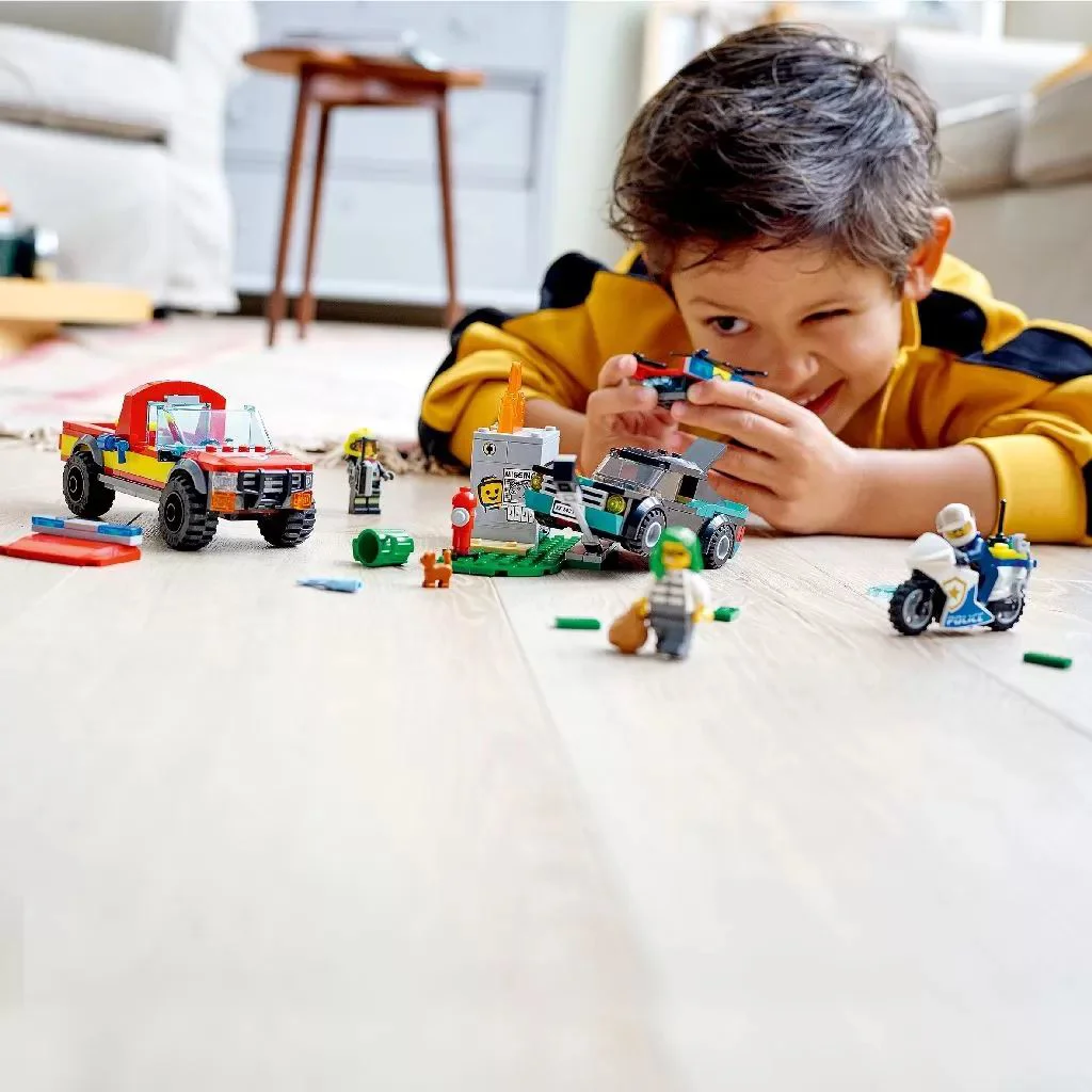Set de constructie Lego City Pompieri si urmarire a Politiei foto