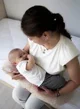 Perna multifunctionala pentru alaptat cu suport detasabil pentru cap BabyJem Roz foto