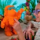 Jucarie muzicala dansatoare Jiggly Pup Urangutan oranj