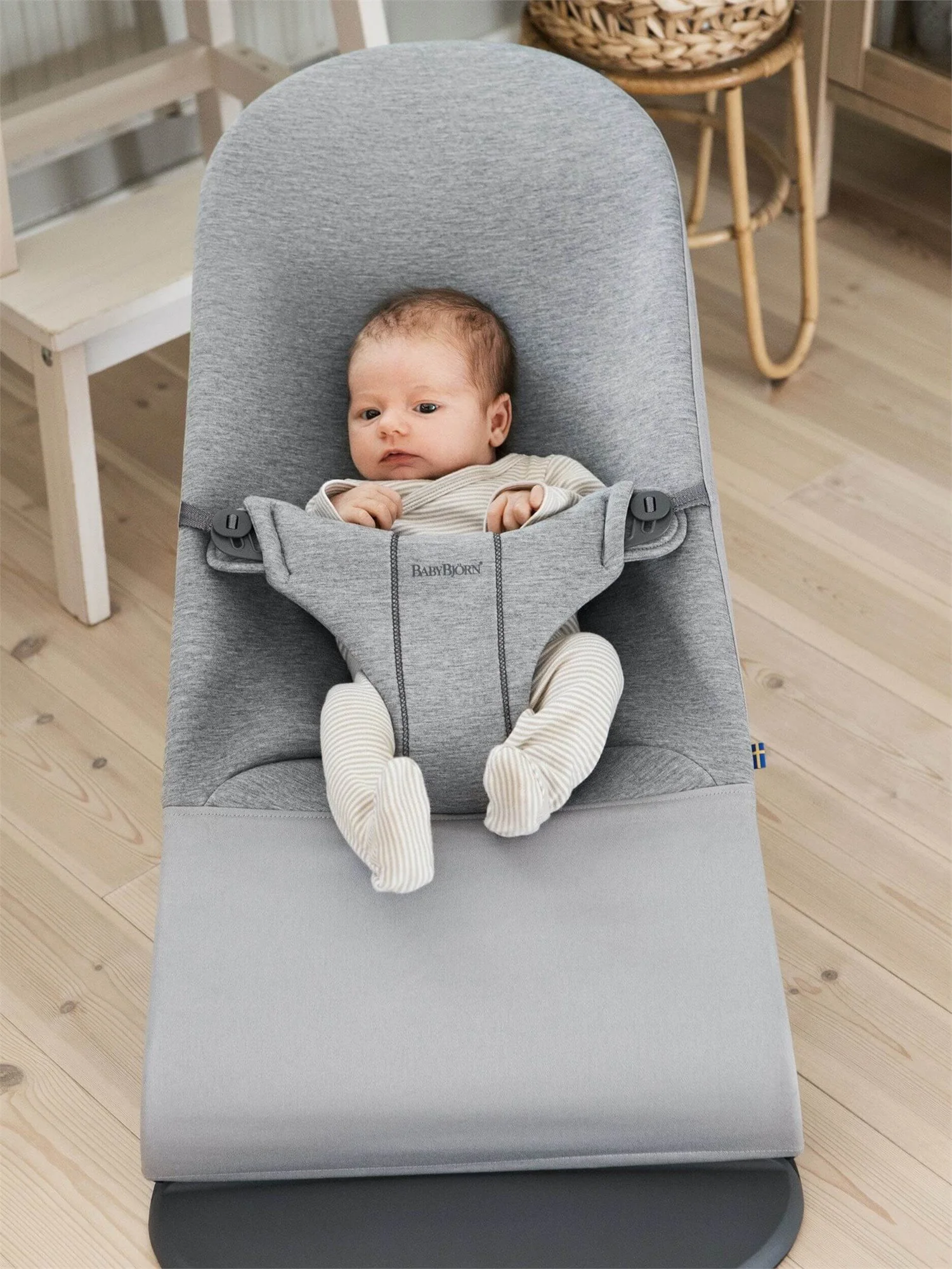 Кресло-шезлонг BabyBjorn Bliss Light Grey, Jersey с развивающий игрушкой